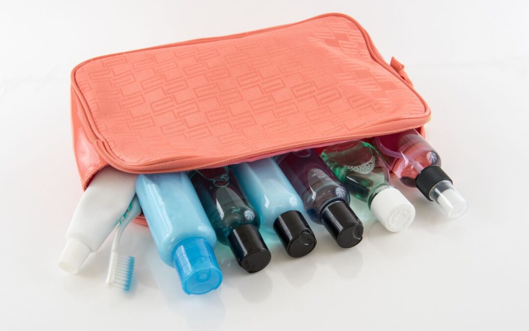 CO SPAKOWAĆ DO KOSMETYCZKI JADĄC NA OBÓZ?