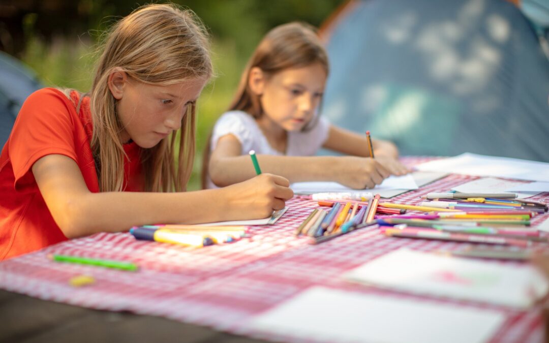 Obozowe przyjaźnie, które trwają latami. Jak utrzymać kontakt po powrocie do domu?